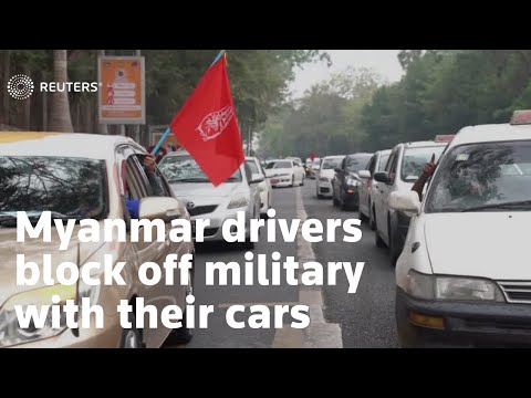 緬甸司機用車擋住軍隊 (Myanmar drivers block off military with their cars)
