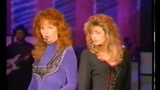 Reba McEntire & Linda Davis - Does He Love You (Reba Live: 1995)