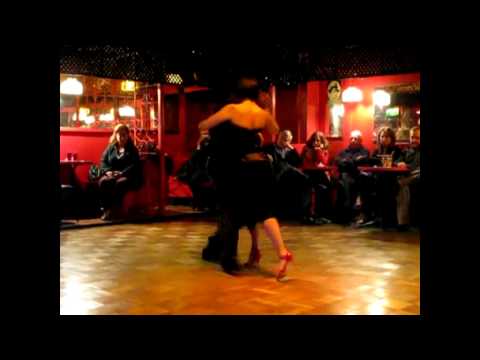  Carlos Espinoza  and  Paulina Cazabon Goméz  are  dancing  to  the  tango  "  La Bruja  "