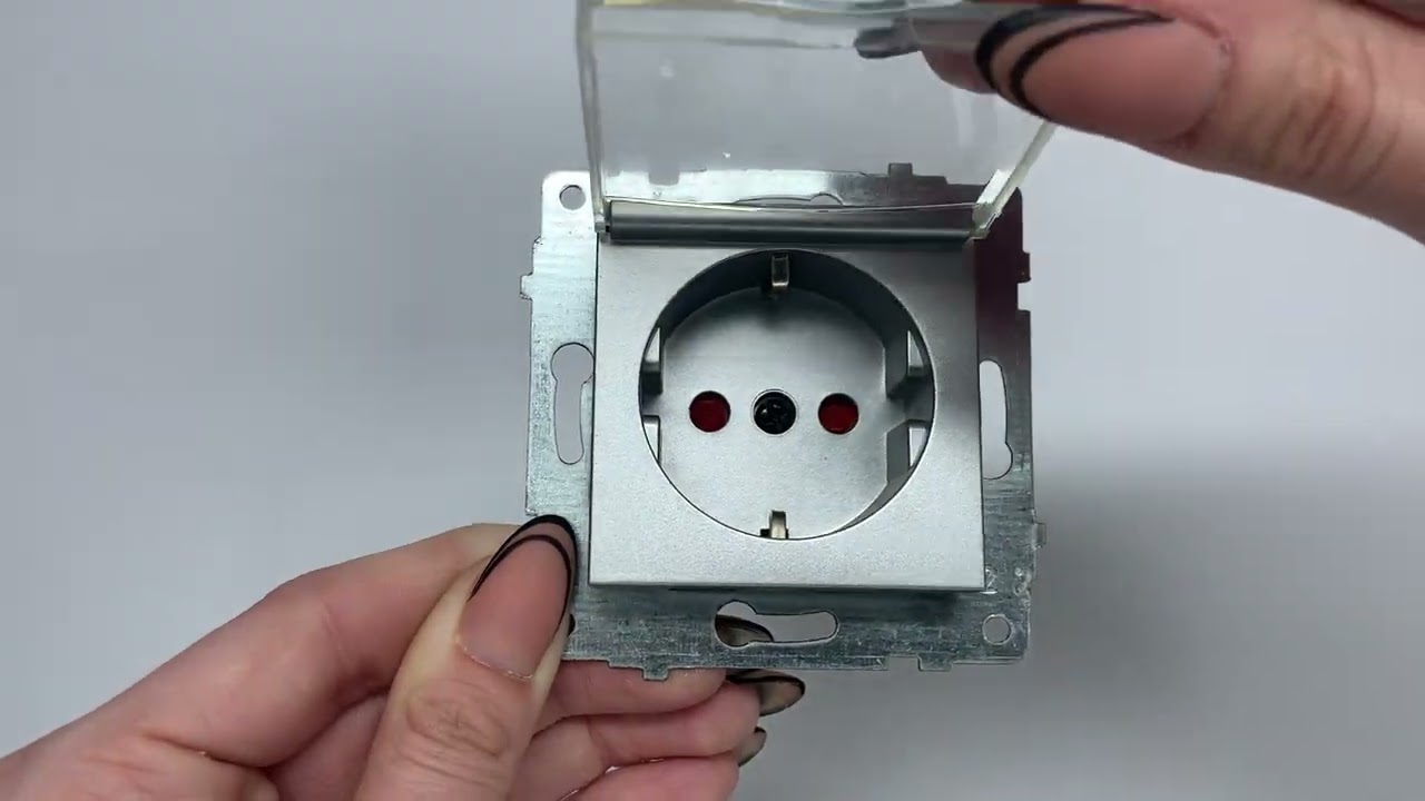 Розетка одинарна з/з кришкою та захистом від дітей OVIVO Grano срібло (600-000310-243)