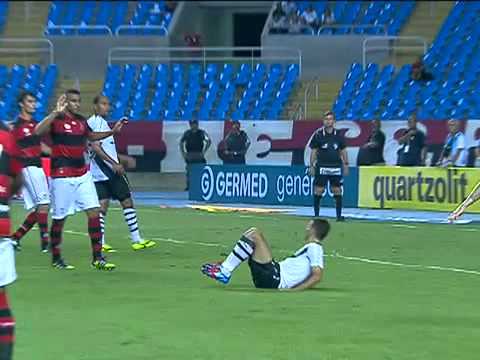 O lance polêmico de Vasco 1 x 2 Flamengo pelo Carioca de Futebol 2012