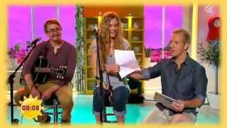 Joss Stone tem crise de riso após apresentador mostrar a foto de príncipe Harry nu