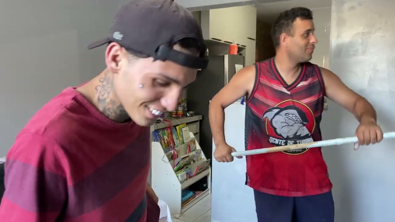 AJUDANDO O ROBERTO A PINTA A CASA DELE 