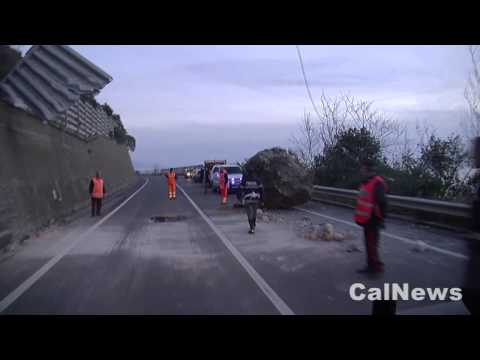 Cade un masso sulla strada statale 18