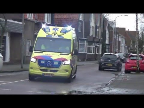 Ambulance 11125 en 11126 met spoed in Krommenie