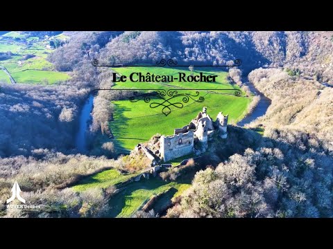 Château Rocher : Une vue aérienne époustouflante sur un joyau médiéval d’Auvergne.