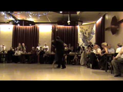  María del Carmen Romero  and  Jorge Dispari  are  dancing  to  the  milonga  "  Silueta Portena  "