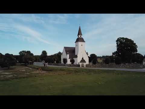 Sorunda kyrka och solrosor 🌻