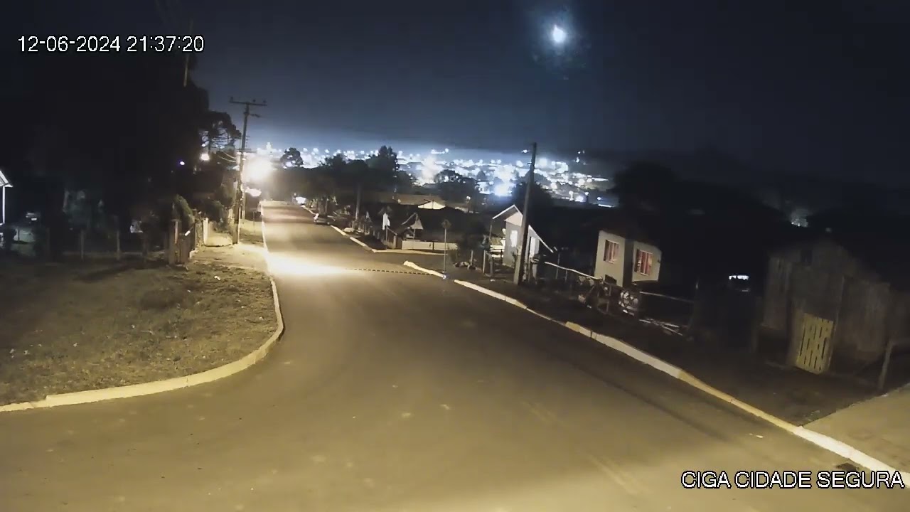 VEJA O VÍDEO: EXPLOSÃO DE BÓLIDO NO CÉU DE LEBON RÉGIS É FILMADO PELAS CÂMERAS DE SEGURANCA DO MUNICÍPIO
