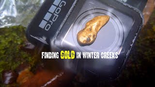 Bewegen von Felsbrocken, um Goldnuggets in Flüssen zu finden