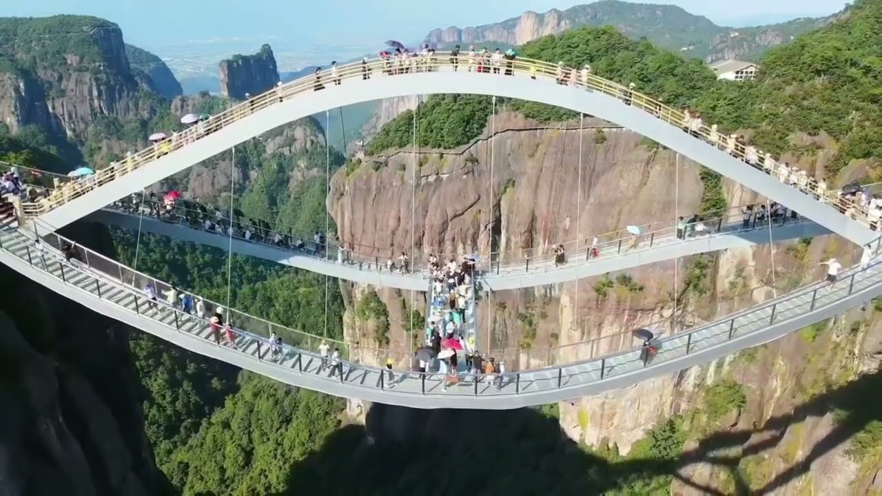 TERIA CORAGEM ? Ponte na China impressiona por desafiar a gravidade a 140 m de altura