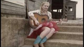 Julia singing George Strait's Troubadour @ the Fort Worth Stockyards