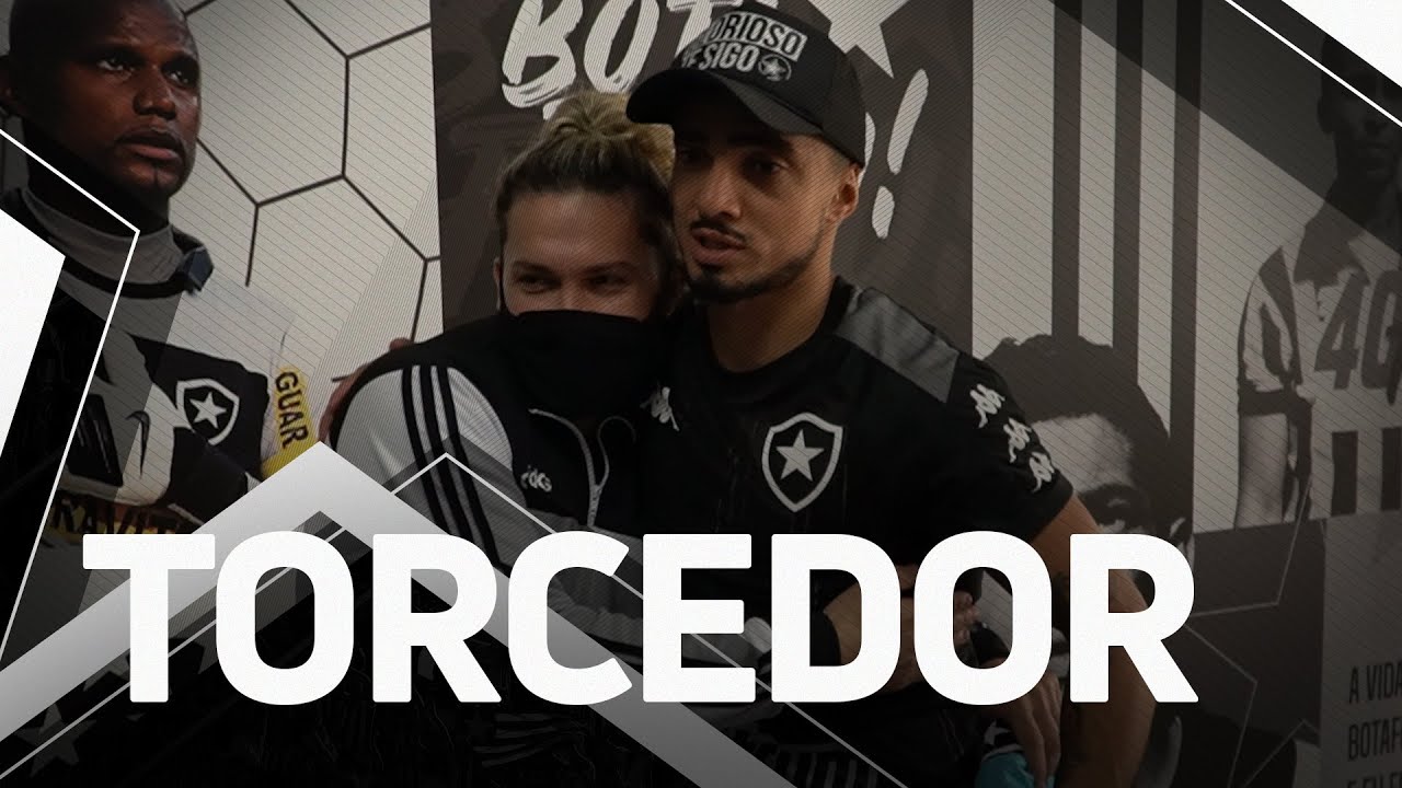 VÍDEO: Rafael presenteia torcedor do Botafogo colecionador com camisa azul VÍDEO: Rafael presenteia torcedor do Botafogo colecionador com camisa azul