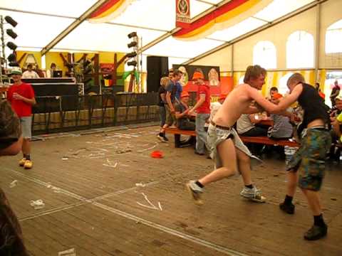 Niet zonder kleerscheuren @ de Zwarte Cross 2009 *nightfocus.nl*