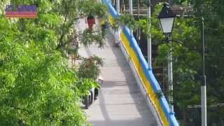 preview picture of video 'Желто-голубой пешеходный мост в парке им. Гагарина в Житомире'