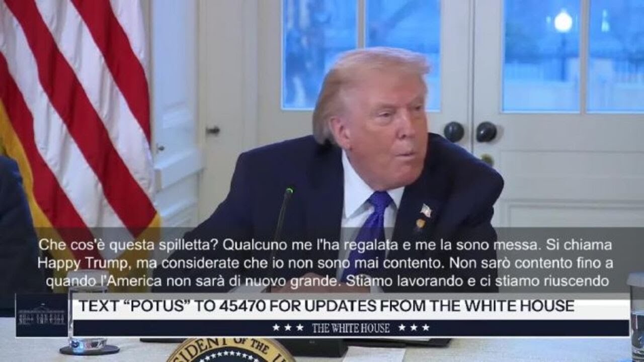 Trump con spilletta di sé stesso cartoon: Si chiama “Happy Trump”, ma io non sono mai contento