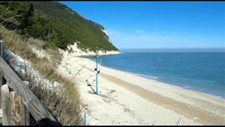 preview picture of video 'SIROLO. LA SPIAGGIA DEI SASSI NERI (RIVIERA DEL CONERO, COSTA ADRIATICA, ANCONA)'