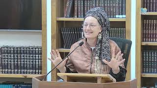 אידישע מאמע...! / איך מרבין בשמחה? | ד"ר רינה בקשי / אושרה בן משה | בית מדרש נשי אומנותי מכון מאיר (ישיבת מכון מאיר) - התמונה מוצגת ישירות מתוך אתר האינטרנט יוטיוב. זכויות היוצרים בתמונה שייכות ליוצרה. קישור קרדיט למקור התוכן נמצא בתוך דף הסרטון