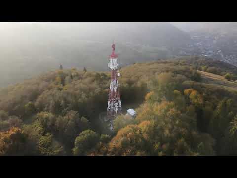 Góra Jarmuta w Szczawnicy jesienią - przekaźnik na szczycie