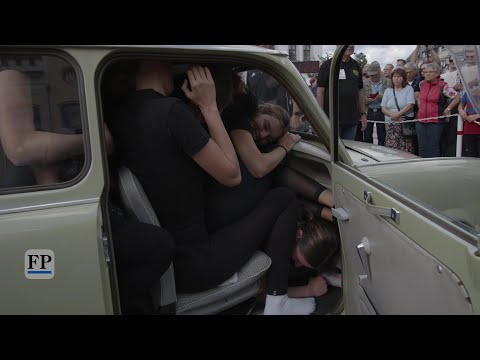 Rekordversuch gelungen! 20 Menschen passen in einen Trabi