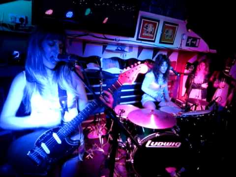 Deap Vally @ London Tamesis Dock - Ain't Fair