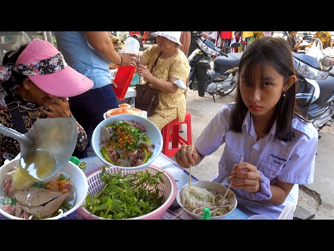 Noodle Soup and Nom Banhjok For Breakfast - Cambodian Street Food