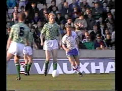 Northern Ireland - Faroes 1-1. Euro-92 qualifiers. 1st half. Early Norn Iron pressure