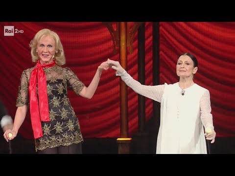 Carla Fracci e Alice Kessler (Virginia Raffaele) ballano il Dadaumpa - Facciamo che io ero 07/06/17