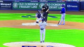 [分享] Brent Suter 在投手丘上滑一跤