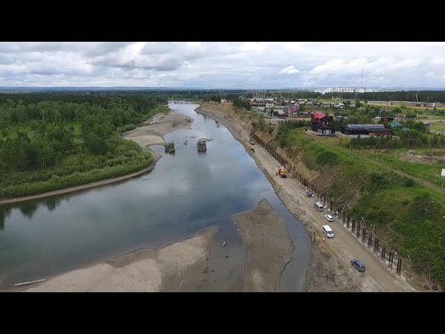 Дамбу в Ангарске строят с помощью спецтехники и вручную