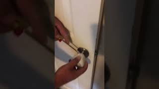 How to remove childproof doorknobs!!