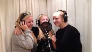 Emma, Rebekka og Hannah synger "DET ER IKKE NEMT"