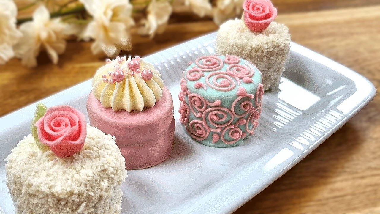 Easy Mini Strawberry Cakes with Buttercream and Jelly by CakeAcake — recipe photo