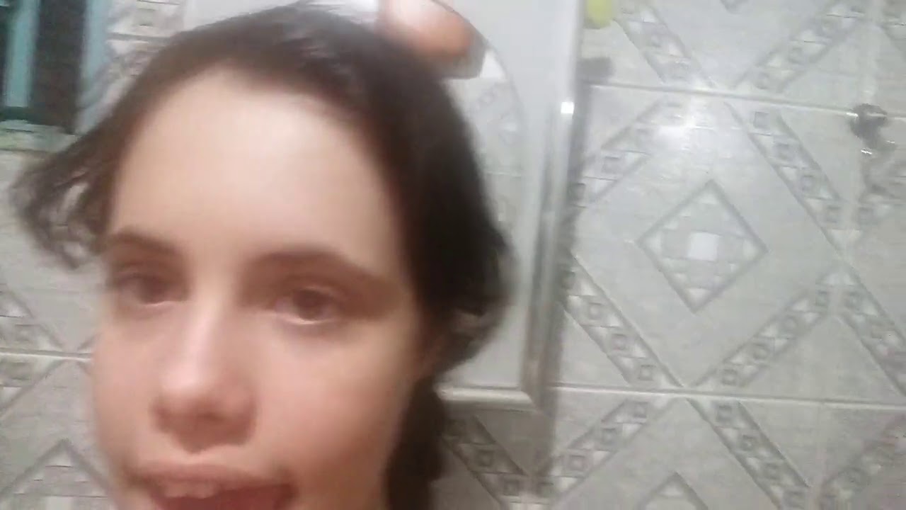 Olhando minha irmã  tomando banho  kkk