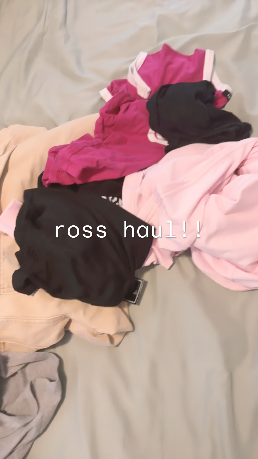 Bingung cari outfit kece tanpa merogoh kocek dalam? Coba deh thrifting di Ross, siapa tahu kamu dapat harta karun fashio...