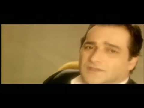 Ο [[#Βασίλης Καρράς#]] στο επίσημο μουσικό βίντεο για την επιτυχία του «Απορώ αν αισθάνεσαι τύψεις» (1996), σε μουσική και στίχους του [[#Φοίβου#]]. Η χαρακτηριστική, βραχνή και βαθιά φωνή του, μια από τις πιο αναγνωρίσιμες φωνές&nbsp;βαθυφώνου του σύγχρονου λαϊκού τραγουδιού, προσδίδει στην ερμηνεία μια αίσθηση αυθεντικότητας και ανδρικού πόνου.