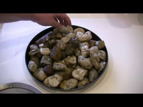 Dampferzeuger im Backofen mit Steinen in einer Schale.