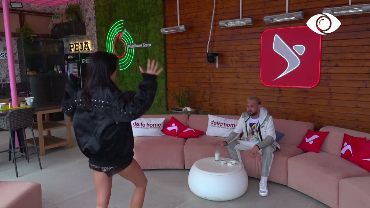 Me këngën e tij në sfond, Luizi kërcen me Jorin