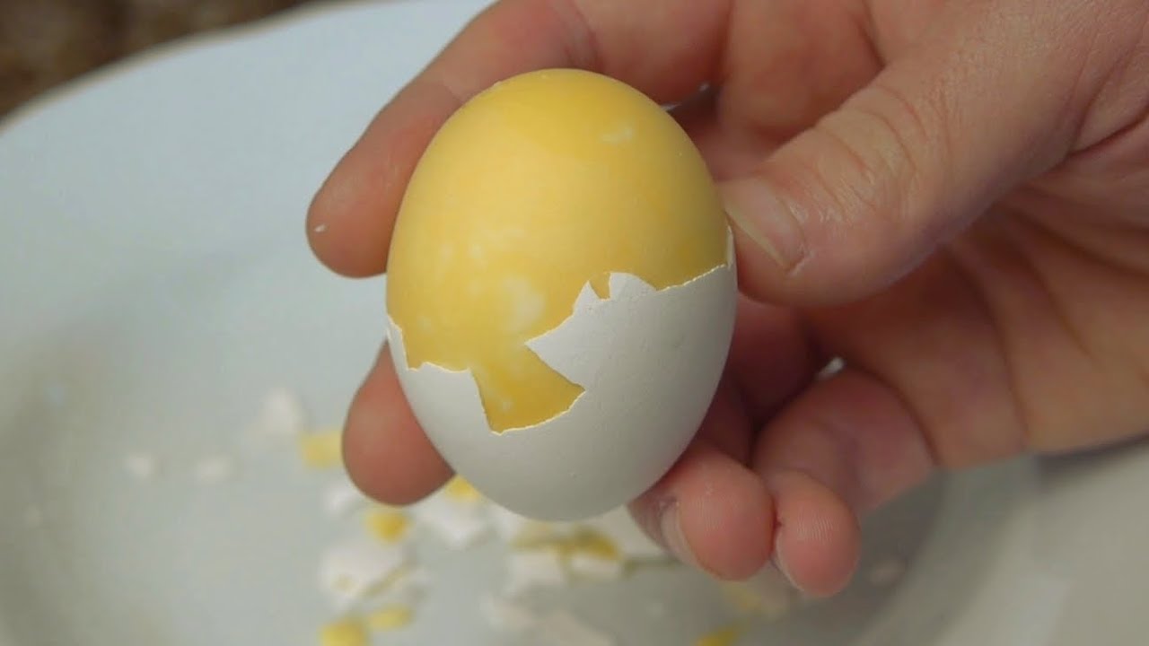 Scrambling Eggs Inside Its Shells To Make Scrambled Hard Boiled Eggs Looks So Fun