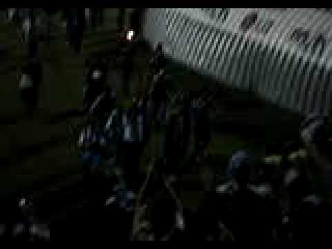 Jogadores comemorando vitória com a mancha azul