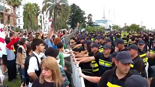 In Batumi wurden 23 Demonstranten gegen die Einfahrt eines Kreuzfahrtschiffes mit Russen in den Hafen festgenommen