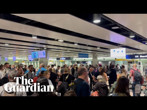 'Nothing ever works': UK passengers delayed at airport passport control after e-gates fail