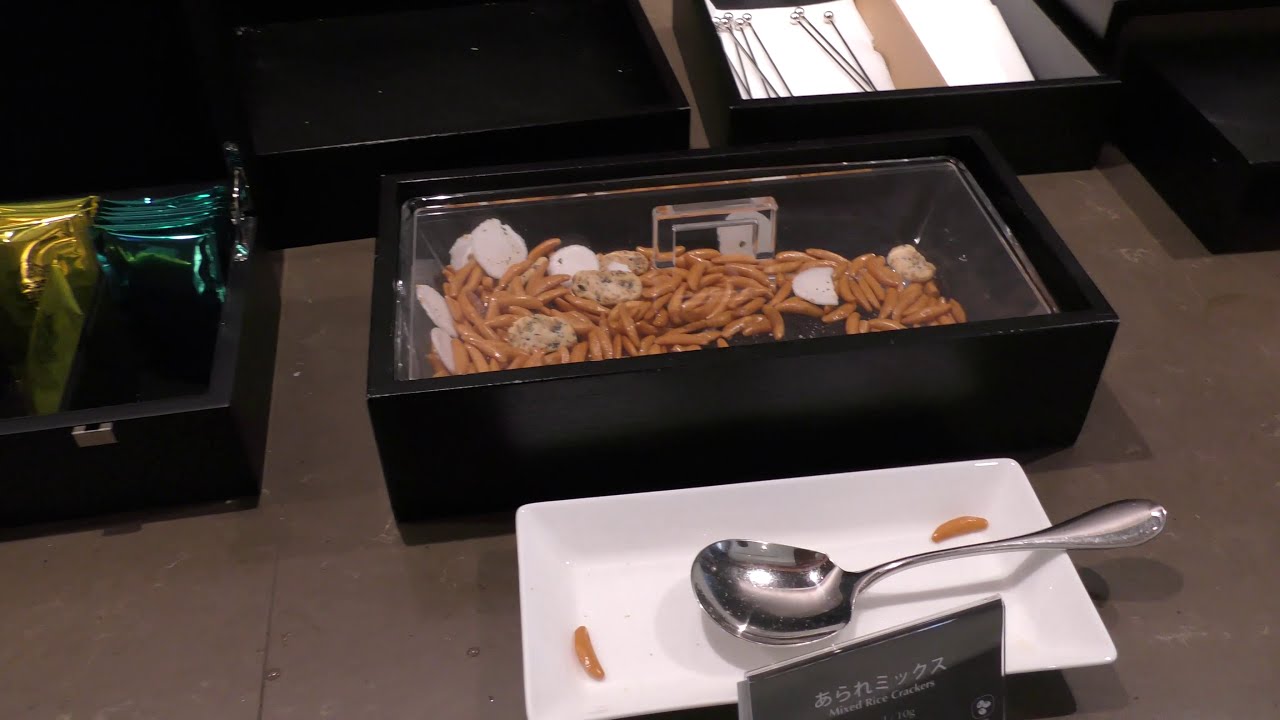 Japan Airlines JAL Sakura Lounge thumbnail