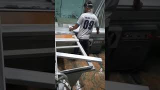 Sói cánh gắn kính bằng máy cưa bàn trượt ST-320A