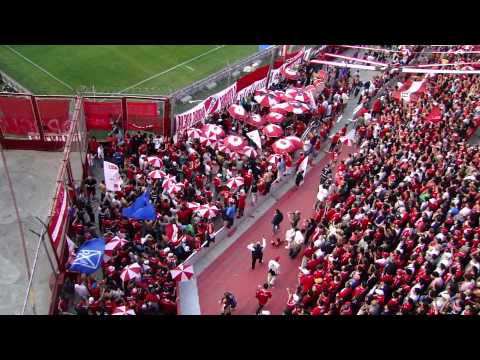 "Entrada de la hinchada de Independiente" Barra: La Barra del Rojo • Club: Independiente • País: Argentina