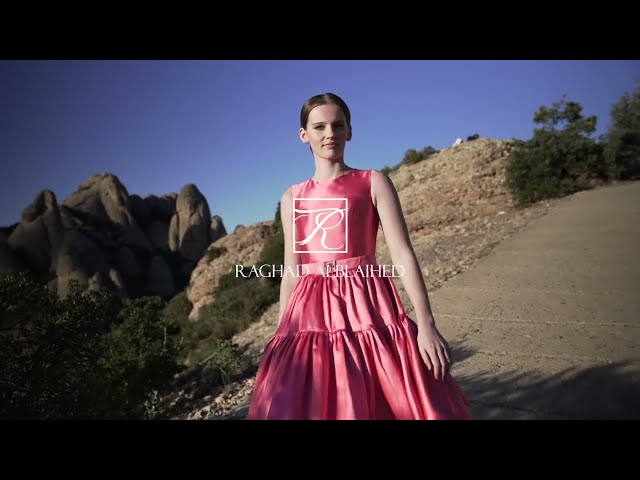 فستان بحافة واسعة