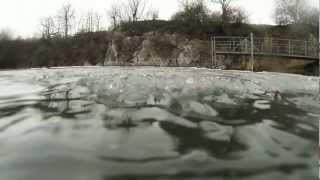 preview picture of video 'nurkowanie - SVOBODNE HERMANICE ice diving 2013'