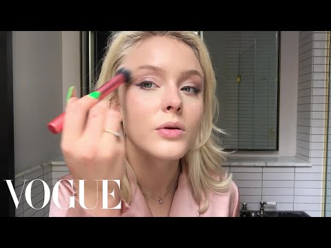スウェーデンのポップスター、ザラ・ラーションのツアー・グラマーへのガイド｜美容の秘密｜Vogue (Swedish Pop Star Zara Larsson’s Guide to On-Tour Glam | Beauty Secrets | Vogue)
