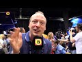 Verslaggever Tom hoort in perskamer Tel Aviv dat Duncan het Eurovisie Songfestival heeft gewonnen