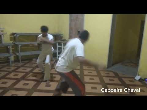 Capoeira Chaval aluno índio jogando com Léo.
